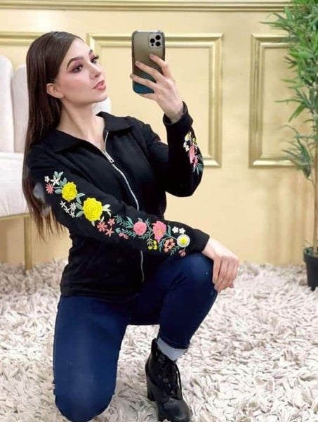 KIRJAILTU TAKKI, MUSTA