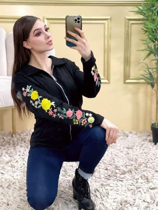 Kirjailtu takki, musta